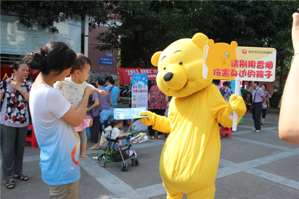 5月29日，梧州市婦幼保健院到潘塘公園參與衛(wèi)生系統(tǒng)開展的世界無(wú)煙日宣傳活動(dòng)，該院醫(yī)務(wù)人員扮成可愛的卡通造型，呼吁市民為孩