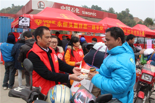 梧州市總工會(huì)李副主席慰問返鄉(xiāng)農(nóng)民工--陶志鵬攝.jpg