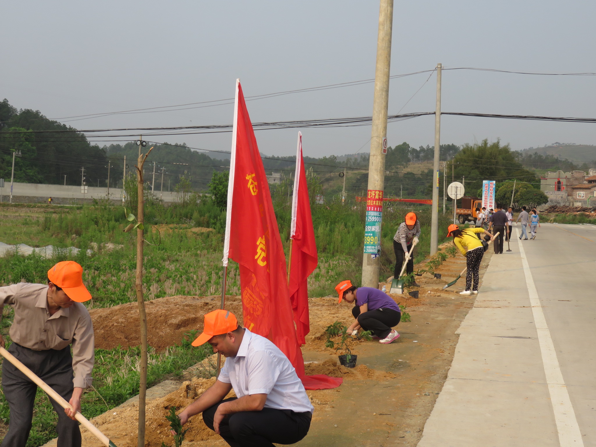 3月19日，龍圩區(qū)人民政府麥用潤副區(qū)長、大坡鎮(zhèn)政府鐘柱海書記、桂東公路管理局陳志武書記、蒼梧公路管理局樂金梅局長等領導與