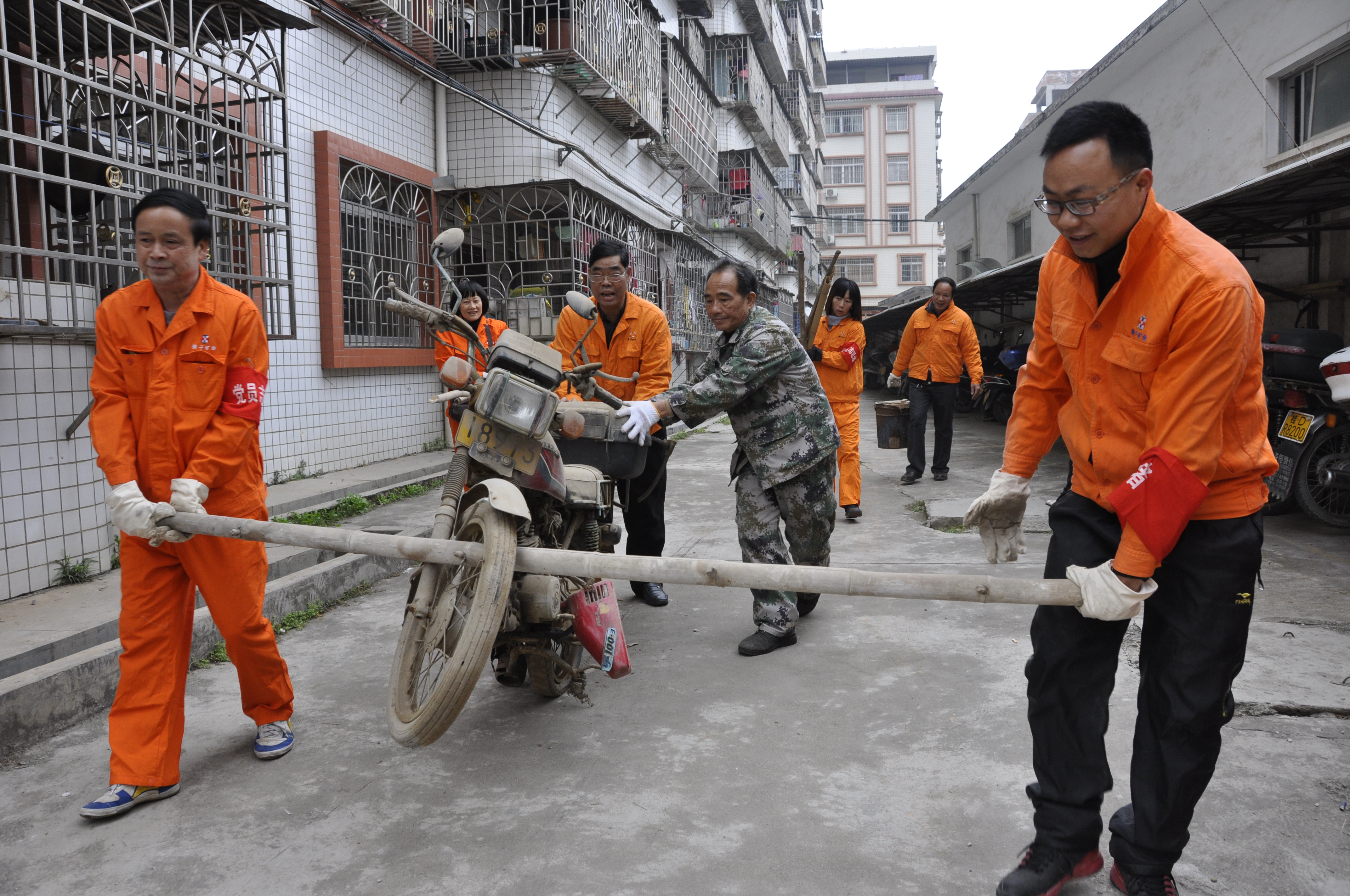 佛子公司開展清理廢舊摩托車、自行車、生活垃圾志愿者服務(wù)活動(dòng)