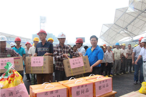 梧州市總工會黨組書記、常務(wù)副主席為在建體育場農(nóng)民工送清涼.JPG