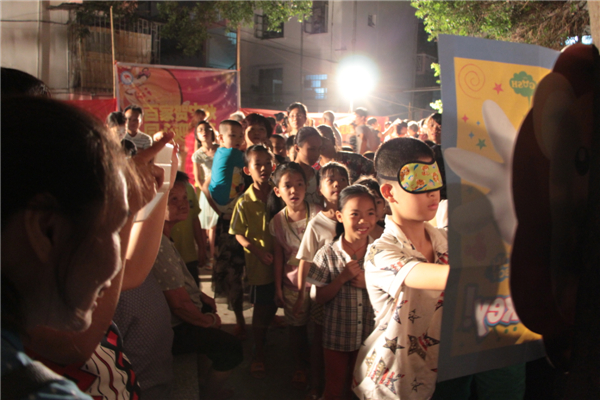 在中秋節(jié)來(lái)臨之際，為進(jìn)一步拓展“雙報(bào)到”活動(dòng)，踐行“兩學(xué)一做”學(xué)習(xí)教育，關(guān)愛(ài)社區(qū)職工群眾，營(yíng)造歡樂(lè)祥和的節(jié)日氛圍，梧州市