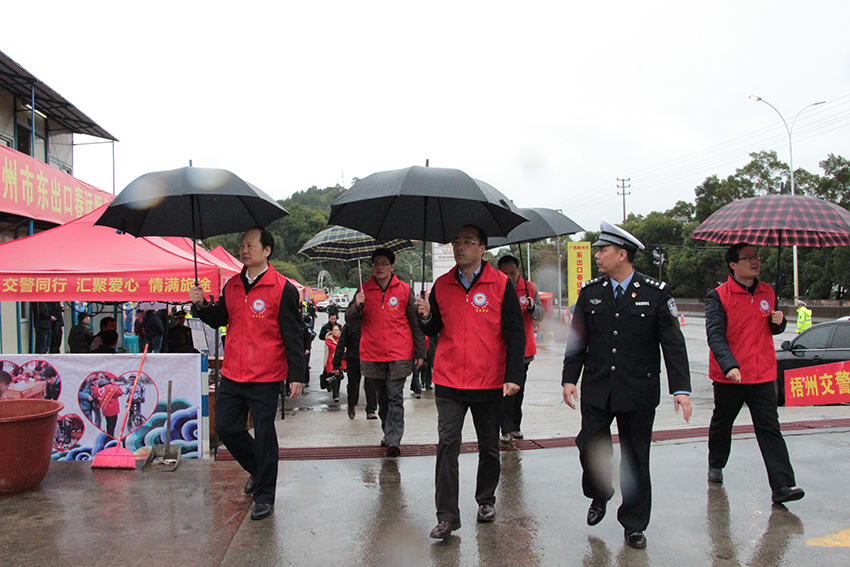 市委常委、組織部部長張惠強(qiáng)，市人大副主任、市總工會(huì)主席徐遠(yuǎn)洲一行在東出口春運(yùn)服務(wù)站視察各行業(yè)愛心服務(wù)站.jpg