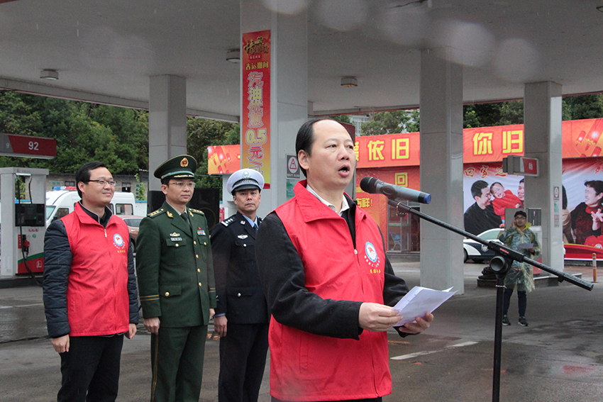 市人大副主任、市總工會(huì)主席徐遠(yuǎn)洲在主持“暖流活動(dòng)”啟動(dòng)儀式.jpg