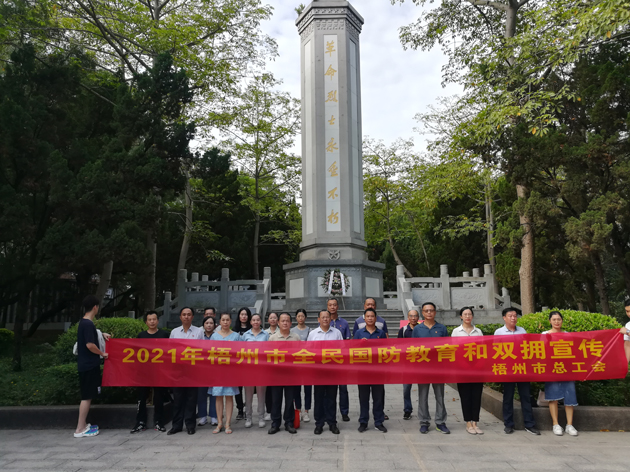瞻仰烈士紀(jì)念碑，在緬懷烈士中提升國(guó)防意識(shí)