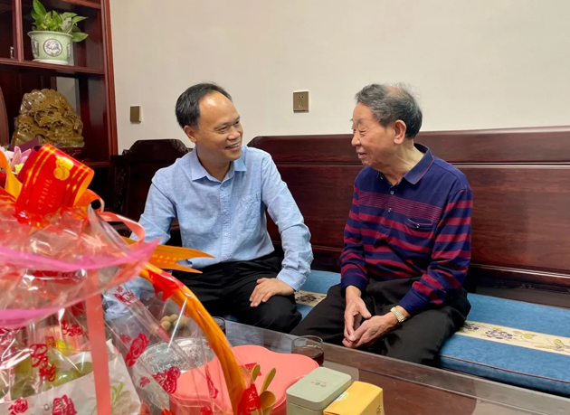 秋意濃，情意真，重陽(yáng)慰問(wèn)暖人心