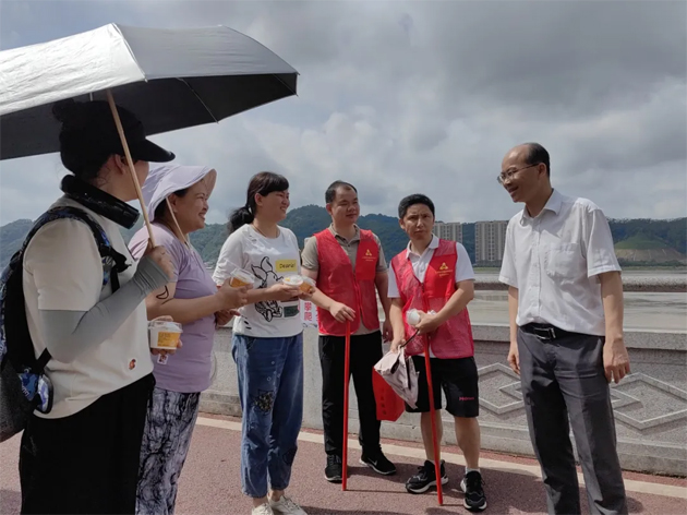梧州市總工會(huì)“送清涼”慰問(wèn)堅(jiān)守在防汛抗洪一線(xiàn)的職工