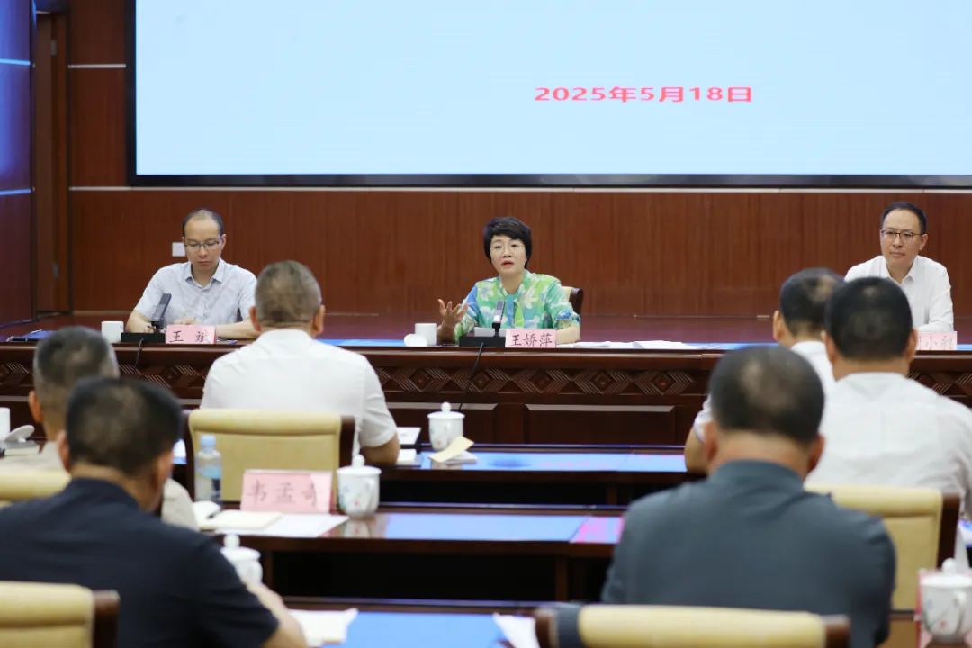 調(diào)研組在自治區(qū)總工會(huì)召開(kāi)座談會(huì)，了解我區(qū)工會(huì)相關(guān)工作情況.jpg