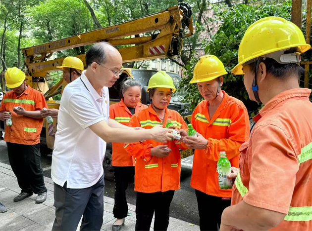 清涼驅(qū)暑熱，關(guān)懷沁人心丨梧州市總工會(huì)與愛心企業(yè)為艱苦崗位一線職工送清涼