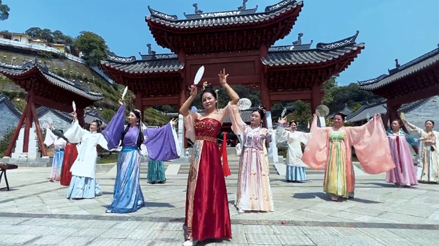 聽，梧州學(xué)院的教職工演繹《禮儀之邦》向祖國73周年華誕獻(xiàn)禮