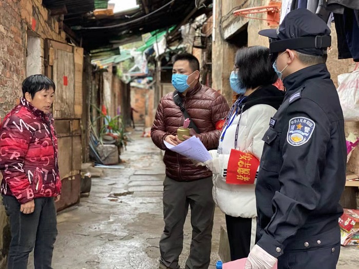 圖2.2月4日，萬秀區(qū)總工會主席莫培燁到龍骨社區(qū)協(xié)助開展疫情防控核查和宣傳工作.jpg