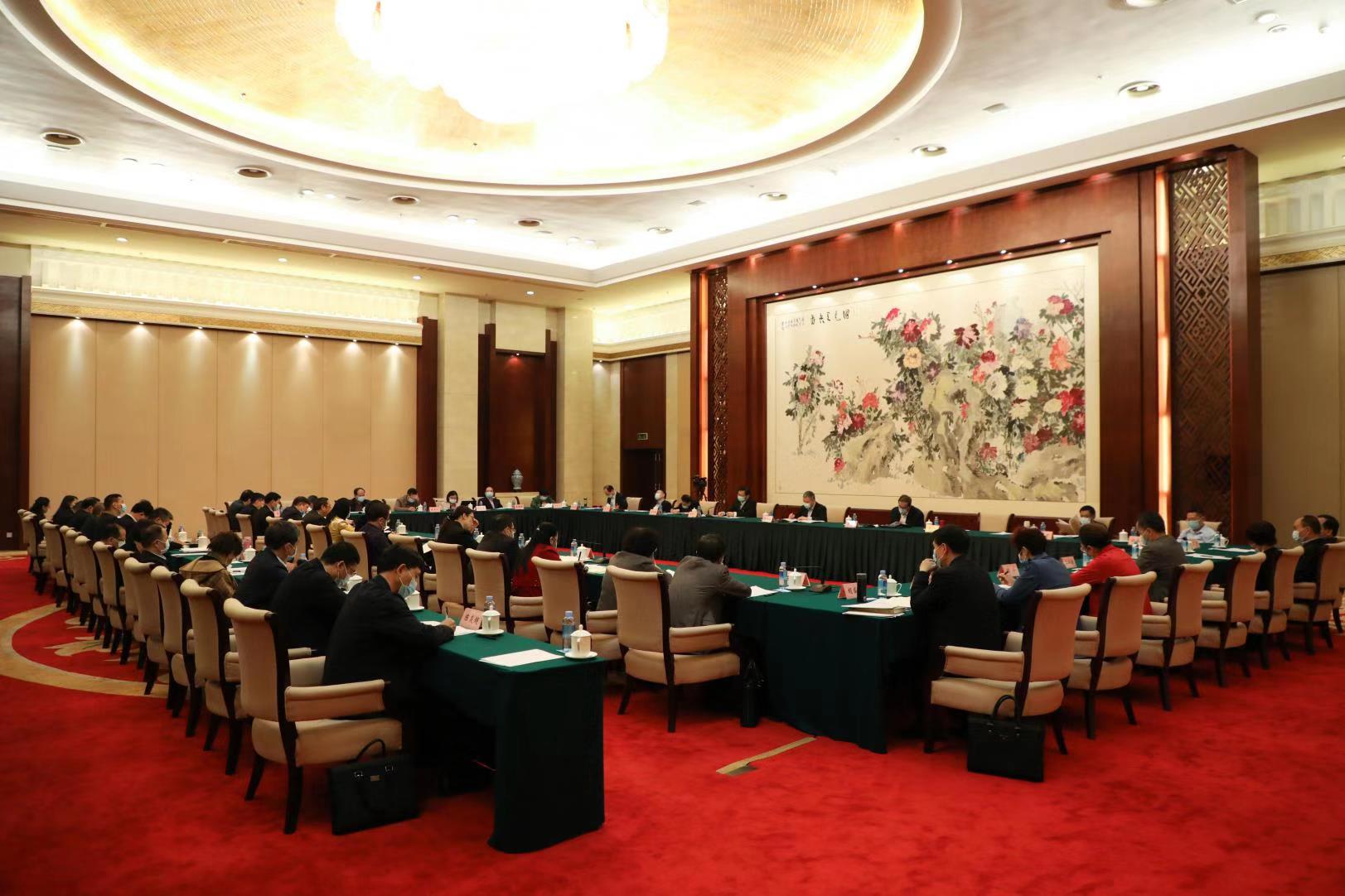 自治區(qū)政協(xié)十二屆四次會(huì)議召開期間，工會(huì)界別委員結(jié)合工作實(shí)際，積極建言獻(xiàn)策——