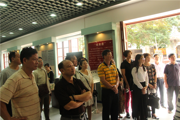 為踐行社會主義核心價值觀，進(jìn)一步弘揚優(yōu)秀傳統(tǒng)文化，引領(lǐng)全市廣大職工群眾文明祭祖，文明追思。4月3日梧州市總工會組織干部職